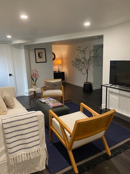 Building Photo - 2216 E Roanoke St