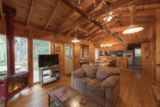 Building Photo - 4168 Lake Shore Dr