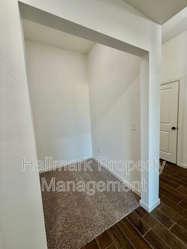 Building Photo - 627 Trails End Dr