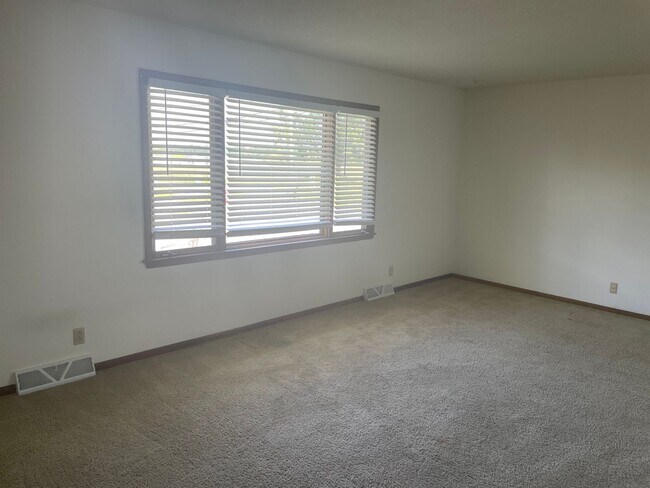 Building Photo - 2940 Leeway Dr