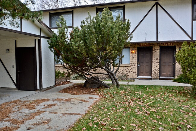 Building Photo - 2 bedroom 1.5 bath with a carport & backyard