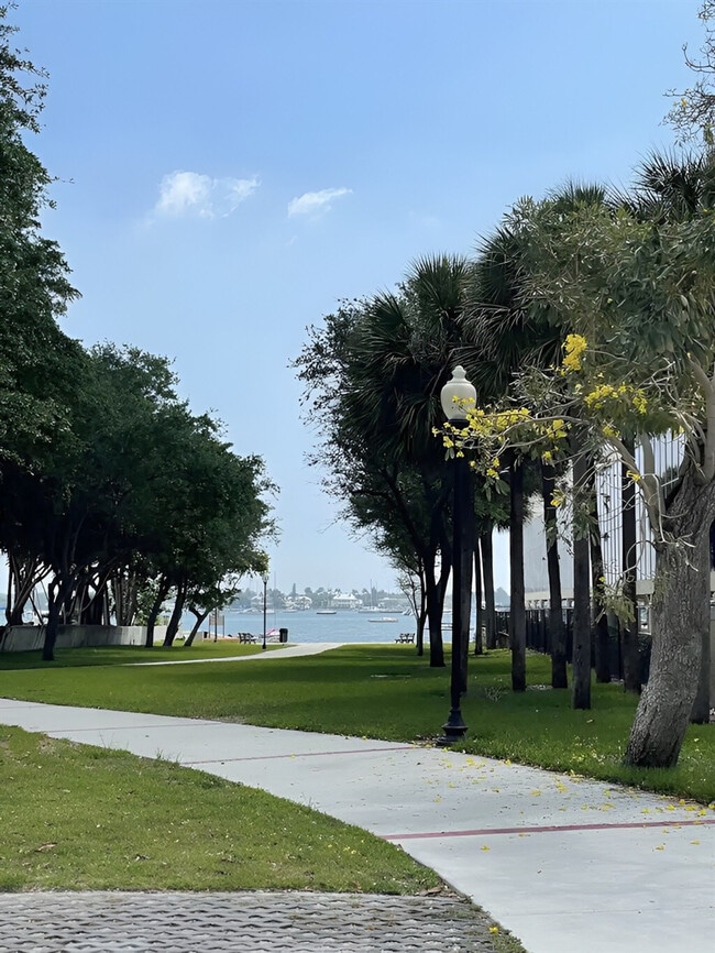 Building Photo - 430 45th St