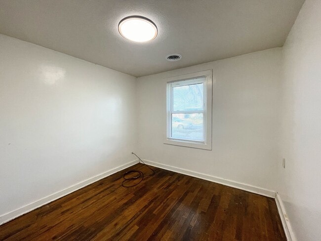 Building Photo - 3 Bedroom 1 Bathroom house