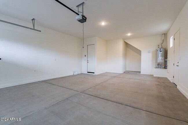 Building Photo - 21390 W Meadowbrook Ave