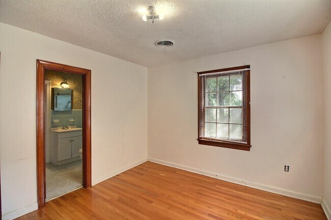 Building Photo - 487 S Center St