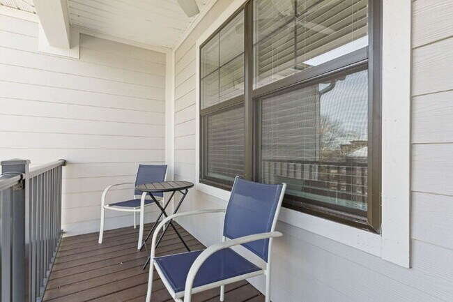 Building Photo - Luxurious 4-Bed Townhouse with Fireplace &...