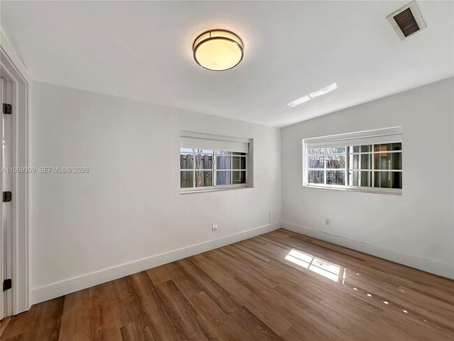 Building Photo - 969 Bay Dr