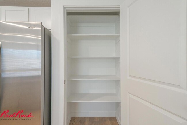 Building Photo - Dog Friendly! 3 Bedroom 2 Bathroom Townhome in Long Valley.