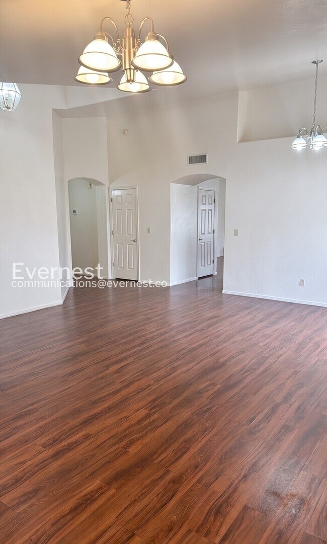 Building Photo - 4 Bed/2 Bath Home with Private Pool & 3-Car Garage / Vouchers Accepted / Available Now!