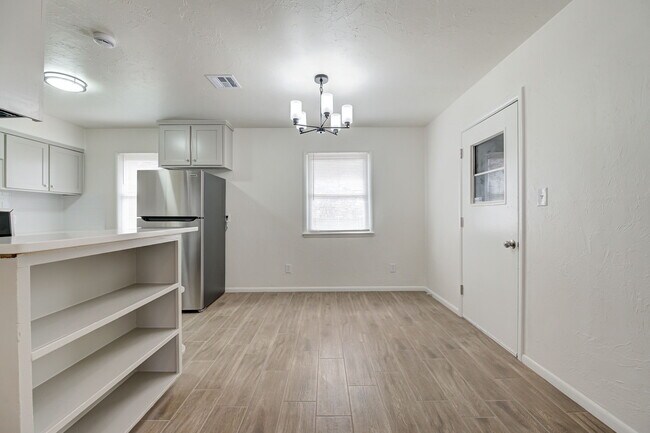 Building Photo - 4704 SE 18th St