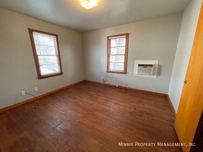 Building Photo - 310 SW 42nd Ave