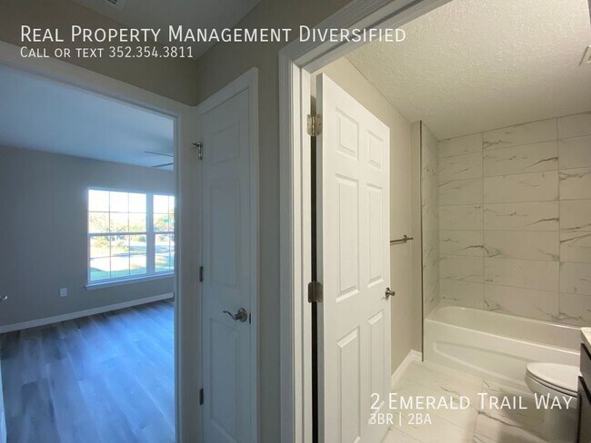 Building Photo - 2 Emerald Trail