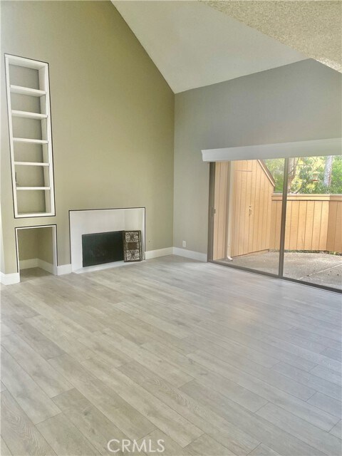 Building Photo - 8 Rocky Glen