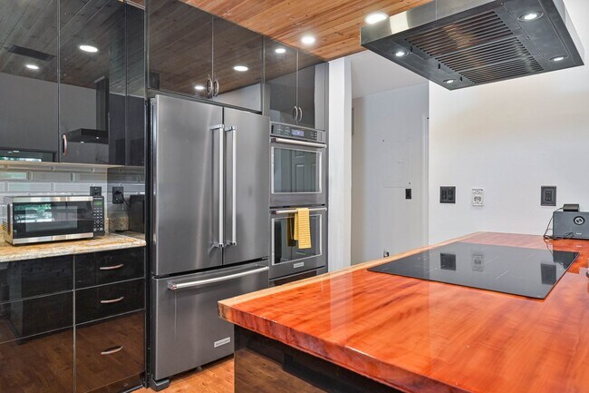 Building Photo - NOW AVAILABLE - Furnished Villa in Riverbend!