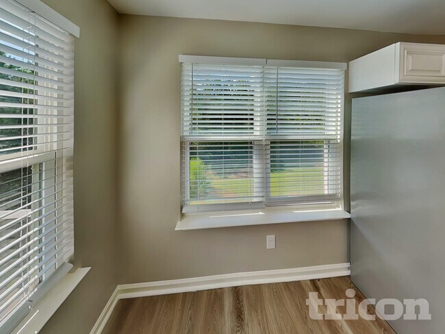 Building Photo - 295 Oak Meadows Dr