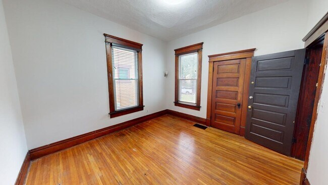 Building Photo - 5 BEDROOMS + 2 FULL BATHROOMS + 5 FREE OFF...