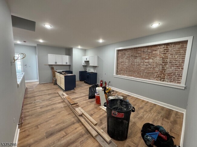 Building Photo - 372 Main St