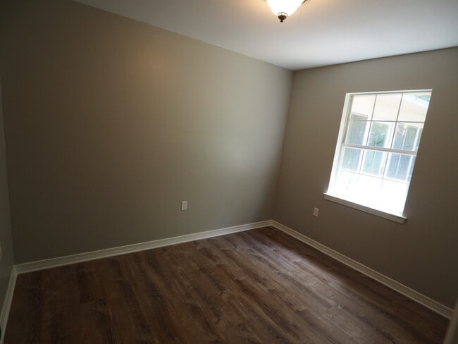 Building Photo - Four Bedroom House in Foley!