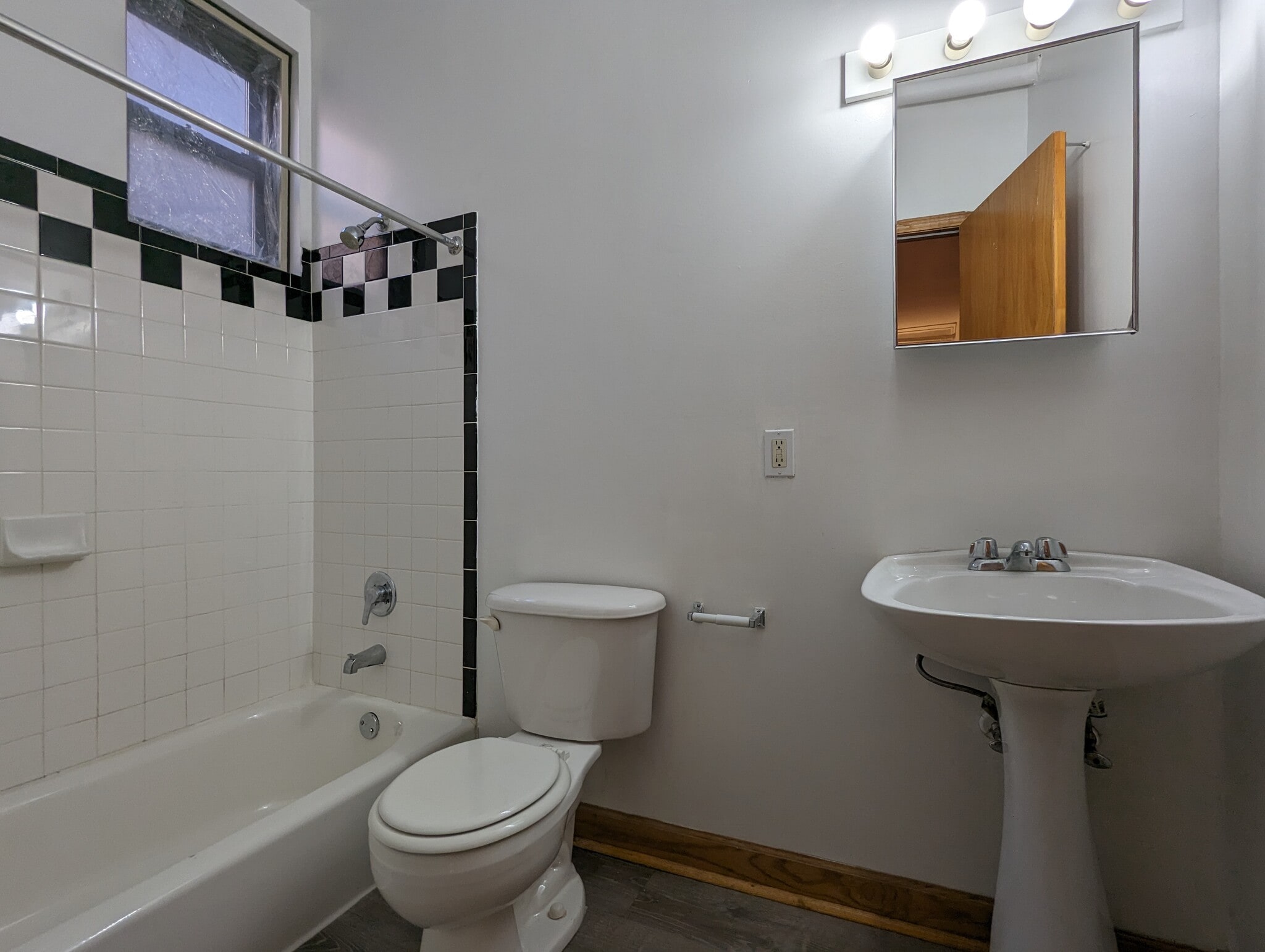 Building Photo - 957 W Cornelia Ave