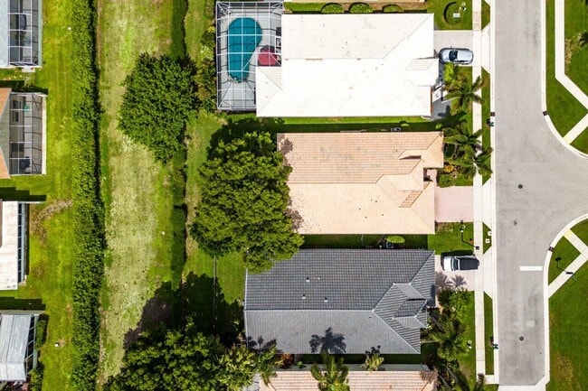 Building Photo - 7728 Edinburough Ln