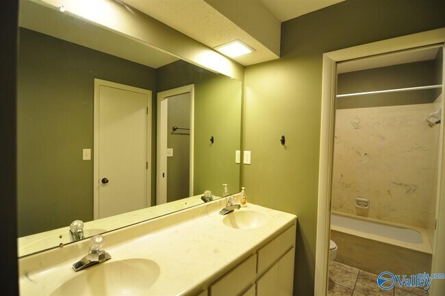 Building Photo - 9405 Hartwick Cir SE