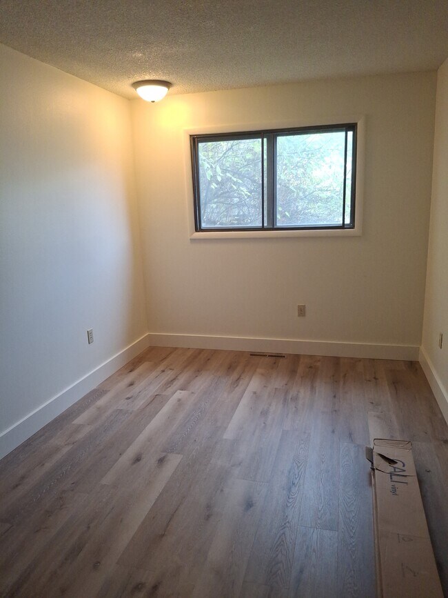 Building Photo - 402 N 19th Ave