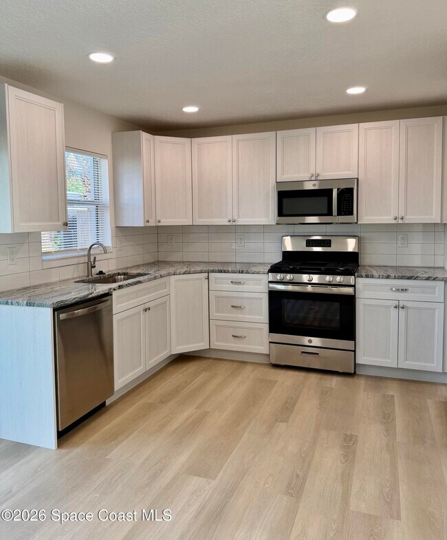 Building Photo - 557 Chantilly Dr