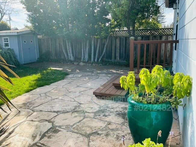 Building Photo - 624 Button St