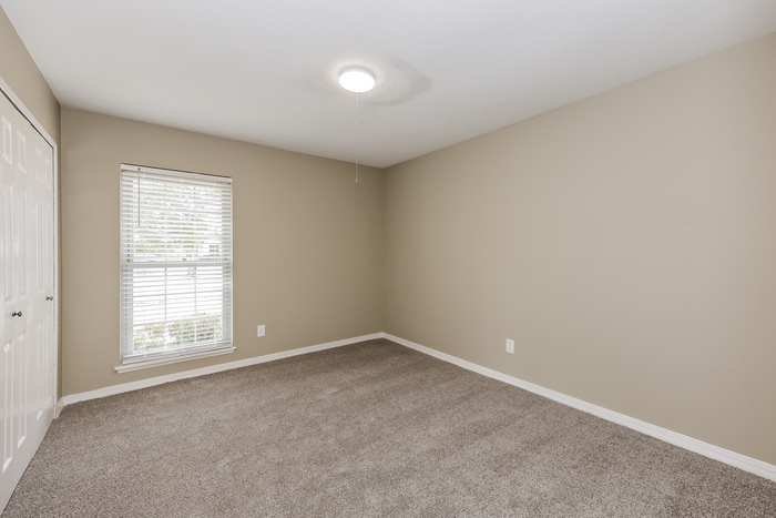 Building Photo - 404 Woodcrest Way