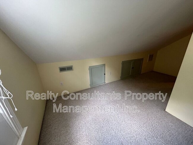 Building Photo - 2461 Lyndhurst Ave
