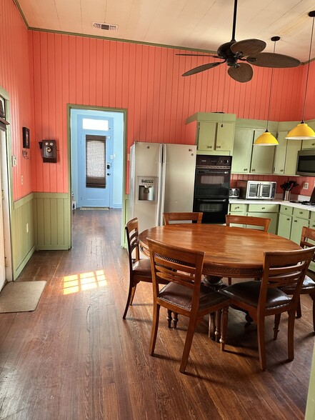 Building Photo - 423 Dakin St