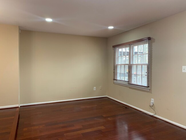 Building Photo - Spacious 3 Level Townhouse Backs to Trees