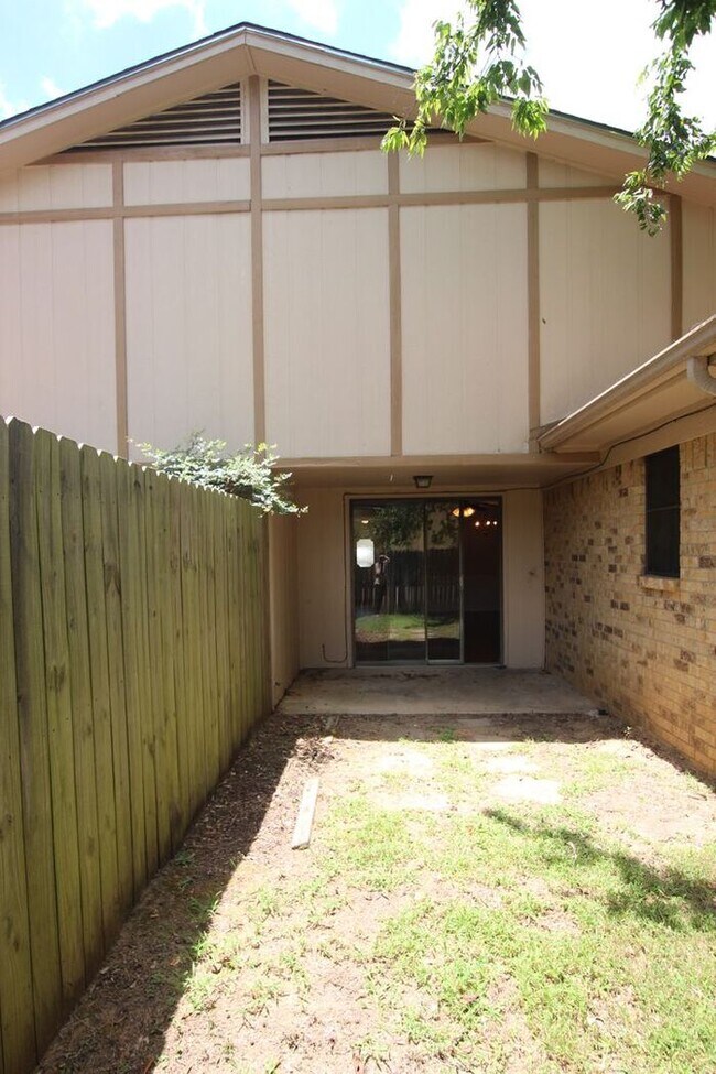 Building Photo - 3 Bedroom Duplex in Tyler!