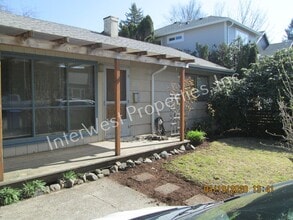 Building Photo - Montavilla Cutie! 2bd 1 ba home with Garag...