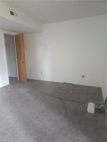 Building Photo - 330 Kinsmen Way
