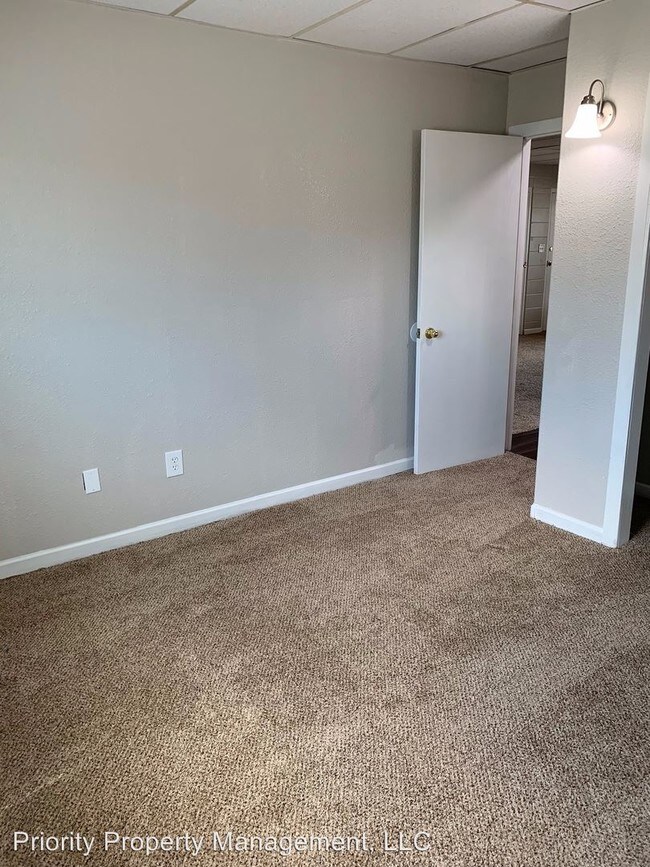 Building Photo - 305 Cottonwood Ln