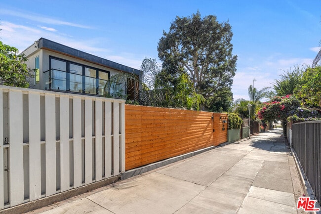 Building Photo - 38 Paloma Ave
