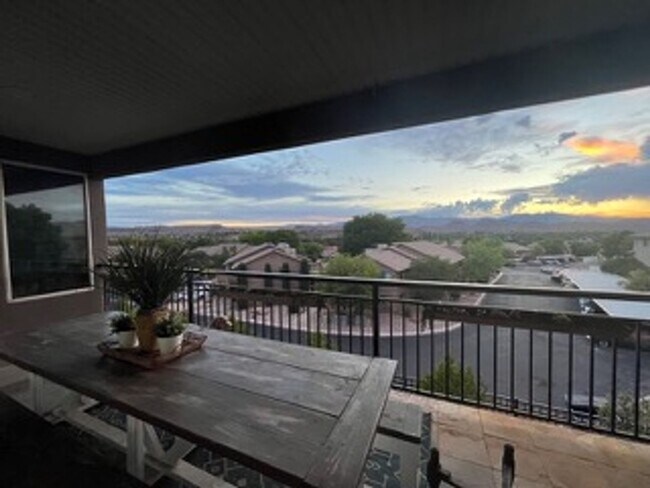 Building Photo - Very Spacious 6 bedroom home with amazing ...