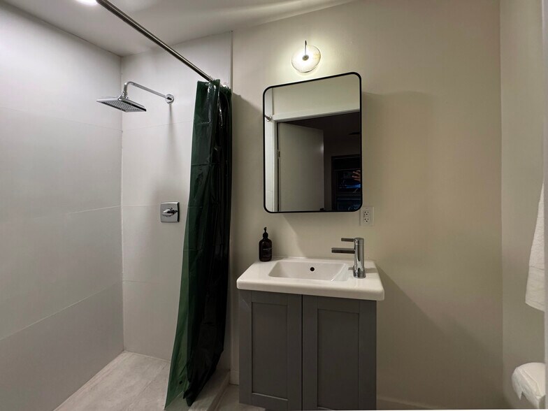 Building Photo - 4548 Huntington Dr S