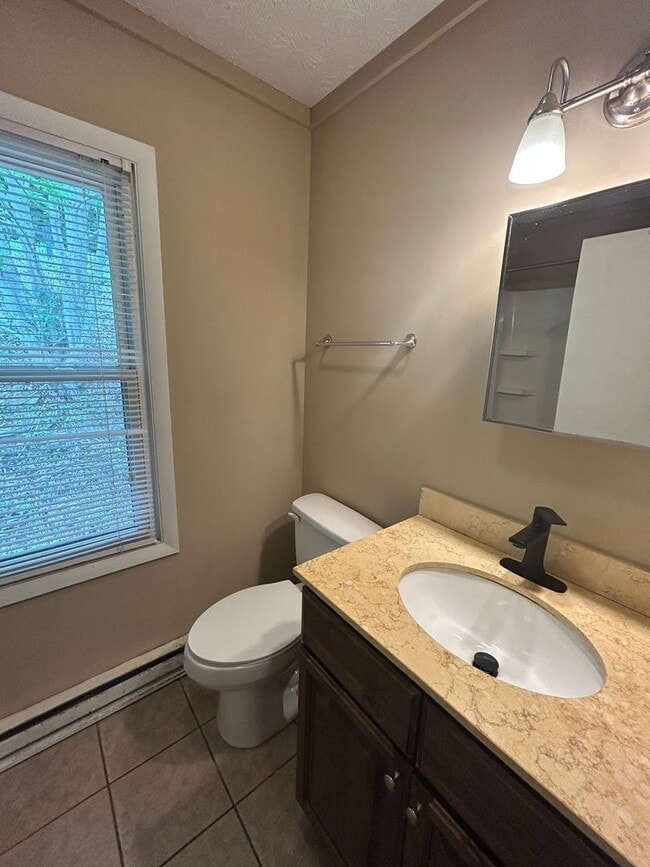 Building Photo - Three-Bedroom Upper Duplex Near Downtown B...