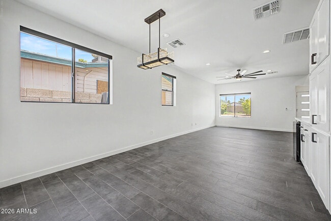 Building Photo - 2312 E Curnow Dr