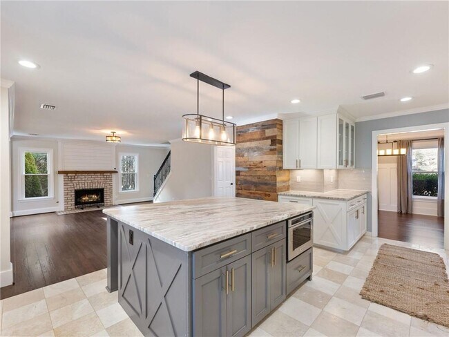 Building Photo - 3965 Hamilton View Way NE