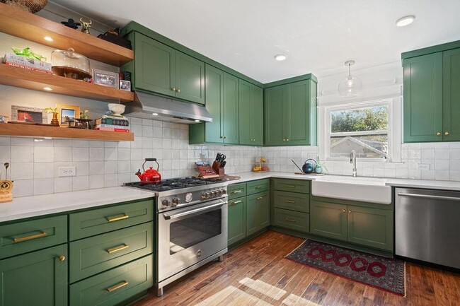 Building Photo - 4905 Duval St