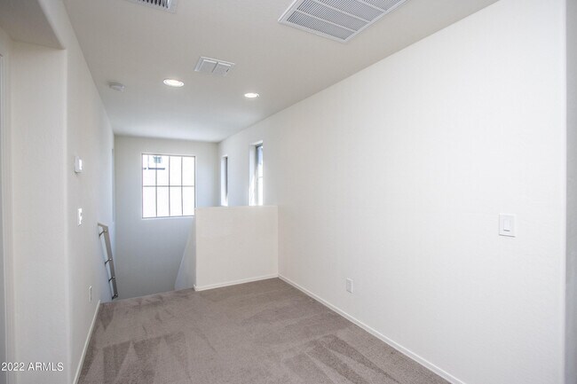 Building Photo - 261 N Sandal