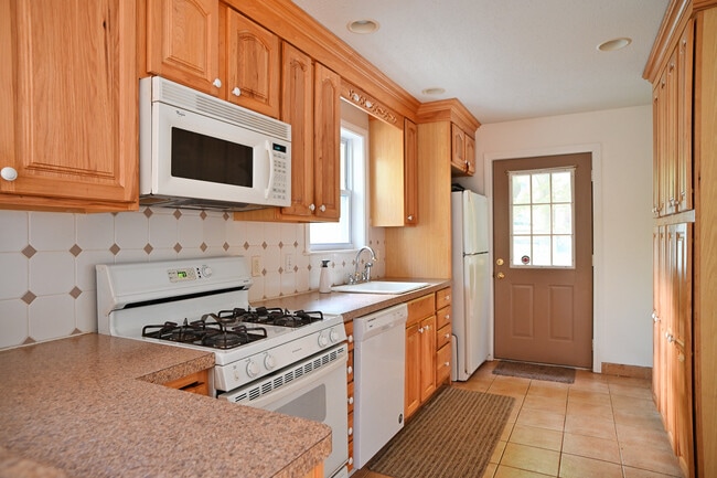 Kitchen right - 3 Linden Pl