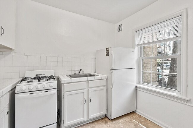 Building Photo - The Ambassador