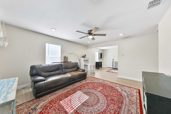 Building Photo - 315 W Norwood Ct