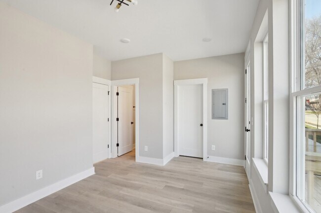 Building Photo - 908 Anderson Ln