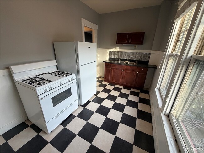 Building Photo - 180 Richmond Ave