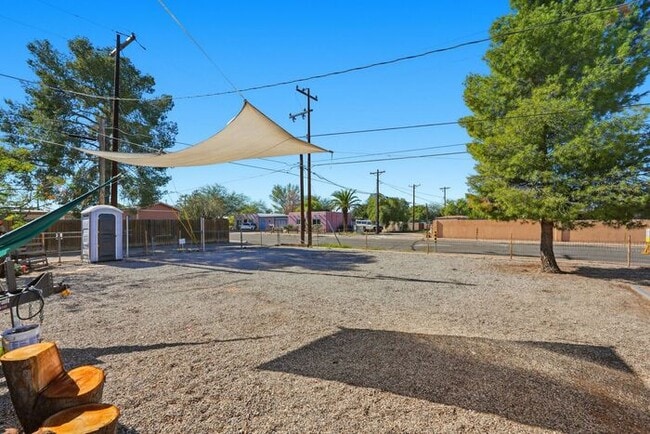 Building Photo - Light-Filled Tucson 2 Bedroom Rental – Move In This November!